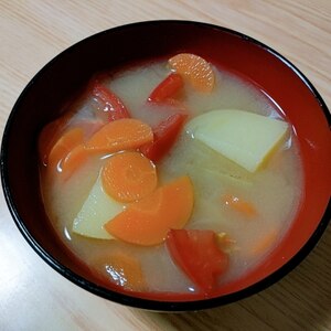 じゃがいも にんじん プチトマトのお味噌汁